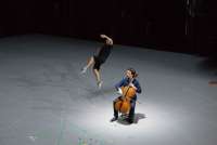 Boštjan Antončič tanzt, Jean-Guihen Queyras spielt Bach.©  Anne Van Aerschot 