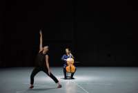 Marie Goudot Tanzt in Bachs Cellosuite (Jean-Guihen Queyras im Hintergrund). © Anne Van Aerschot