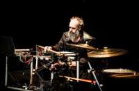 Patric Redl als Magier am Schlagzeug © C.Lessire 