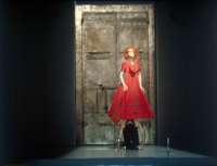 Lady Macbeth (Adressa Miyazato) im Augenblick des Triumphs. Kostüme von Gottfried Helnwein.