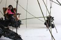 Linda Samaraweerová in einer Aufführung für "Occupy the Museum" bei ImPulsTanz 2013. Performance-Installation: "Katbarn" © ImPulsTanz 