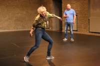 Meg Stuart tanzt, Tim Etchells spricht. © Tne Declerck 