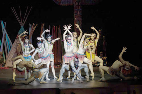 Tigerlily (Olivia Poropat) tanzt mit den Indianer*innen