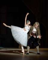 Swanilda spielt Coppélius vor, sein Geschöpf zu sein (Maria Yakovleva, Alexis Forabsco).