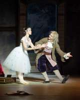 Swanilda mimt Coppélia, Coppélius erkennt den Schwindel nicht und tanzt mit ihr. (Alice Firenze, Gabor Oberegger).