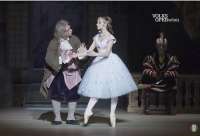 Coppélius (Alexis Forabosco) hält die verkleidete Swanilda (Mair) für seine Schöpfung Coppélia. © Volksoper YouTube