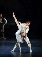 Liudmila Konovalova (Médora) mit Robert Gabdullin (Conrad) im bestrickenden Pas  de deux. 