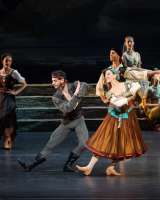 Ein frisch verliebtes Paar: Zulméa (Ioanna Avraam) und Birbanto (Davide Dato).