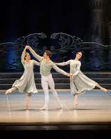 Der Prinz tanzt mit seinen eleganten Begleiterinnen (Alice Firenze, J. Feyferlik, Adele Fiocchi)