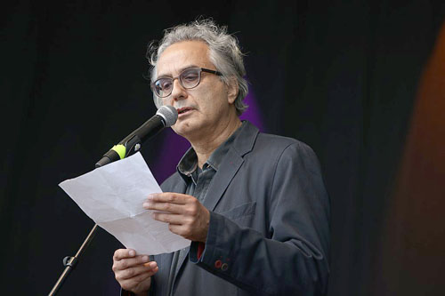 Friedrich Ani, Autor mit vielen Talenten – Redner bei einer Demo 2018. © wikpedia / H. Schlottmann-stten