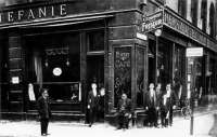  Das Café Stefanie in München, wo Meyrink Künstler und Revolutionäre getroffen hat, existiert nicht mehr. Aufnahme von 1905, © wikipedia