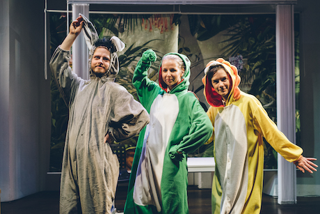 Ein sangeskundiger Frosch (Elina) mit Esel  (Martin) und Löwe (Gabi).