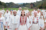 Das Mitsommerfest in Hågar beginnt fröhlich. © Csaba Aknay, Courtesy of A24 