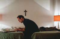 Jacques (Vincent Lindon) studiert seine Recherchen. © Filmladen Filmverleih