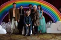 Hochzeitsbild mit Familie: Nai Nai (Zhao Shuzhen) thront in der Mitte, außen rechts macht das Brautpaar eine unglückliche Figur.  © Nick West /  polyfilm