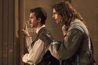 Autor Rostand und sein Freund Léo als Christian (Solivérès, Tom Leeb). 