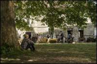 Der Flohmarkt im Garten des Schlosses © Les Films du Poisson France 2 