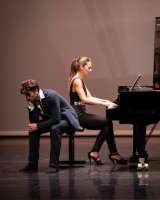Pianistin Maria Radutu mit Denker Eno Peçi im Rücken.