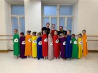 Die Elevinnen der Tanzschule danceworld vn Kourlaev und Esina in den Monsterkostümen. Im Hintergrund: Olga Esina und Kirill Kurlaev mit dem obersen Monsterfreund Michael Waagenethalermit 