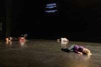 "Penelope Sleeps", im Liegen, gesungen, gespielt und gesprochen. © Werner Strouven 