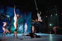 Auch Hexen stehen auf der Spitze, hängen am Seil, die Ballettmeisterin schläft im Pelz. 