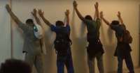 Wie Verbrecher stehen sie an der Wand. Aus dem Video der Uraufführung 2017. © Alice Ripoll / Cia REC