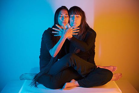 Cat Jimenez und Maiko Sakurai in Trance. © Ina Aydogan 