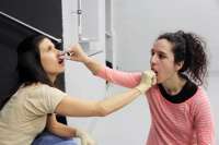 "Volume", der Mund wird gestopft (Jasmin Hoffer, Sara Lanner). © Raffaela Bielesch