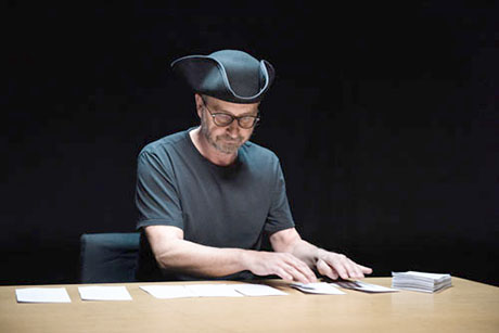 Admiral Burrows spricht und tanzt mit den Händen. © Hugo Glendinning