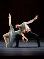 Maria Yakovleva und Roman Lazik in Jiři Kyliáns „Symphony of Psalms“