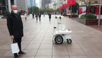 Auf den Straßen von Shanghai patroulliert ein Polizeiroboter, um Menschen ohne Maske zu orten. Bild und Meldung sind im Portal des russischen TV-Senders RT veröffentlicht. © deutsch.rt.com/kurzclips/98208-wegen-corona-virus-polizei-roboter/