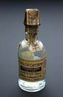 Ein Fläschchen Chloroform aus der berühmten Apotheke Duncan and Flockhart’s. Auch diese spielt eine wichrige Rolle. © Wellcomeimages.org / wikipedia