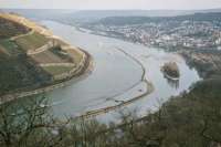 Das sogenannte Binger Loch, eine Scharte in einem quer zur Strömung verlaufendes Quarzit-Riff im Rhein bei Bingen. Foto: Peter Weller, lizenzfrei