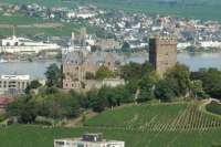 Die Burg Klopp über dem Rhein könnte ein Vorbild für KD Pratzs stille Klause sein.  Foto: Peter Weller , lizenzfei