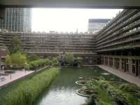 Das verzweigte Barbican Centre die lahmen Gäule haben es nicht weit dahin. © Philafrenzy / wikimedia