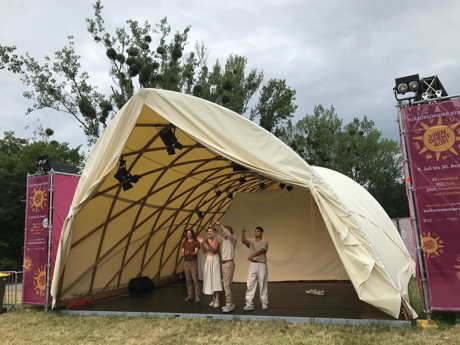 Im  Zelt auf der Zirkuswiese  verbeugen sich die Tänzer. © Archiv