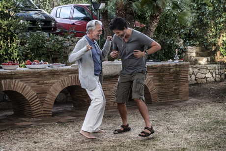 Tony versucht Carlo beim Tanzen nachzuahmen (Fabrizio Bentivoglio, Alessandro Gassmann)
