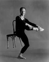 Merce Cunningham zeigt seine zertanzten Füße. © Robert Rutledge