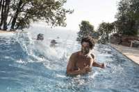 Der Fischer Carlo (Alessandro Gassmann) im Pool der noblen Vermieter. Alle Fotos © Filmladen