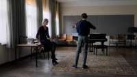 Gnadenlos zwingt Anna den Schüler zum üben, üben, üben (Nina Hoss, Ilja Monti).