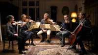 Anna verpatzt ihren öffentlichen Auftritt. Der Cellist Christan, ihr Liebhaber, hat sie dazu animiert.  (Nina Hoss, Jens Albinus, Mitglieder des Kuss-Quartetts).Nina Hoss, 2 .Geige; Jens 