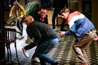 Im Pub wird getanzt und auch gerauft. © Miguel Altunaga