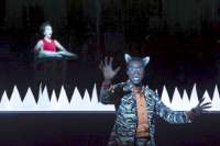Der Tiger Shir Khan zeigt seine Krallen: "Das Dschungel Buch", Musiktheater von Robert Wilson, CocoRosie. © Lucie Jansch