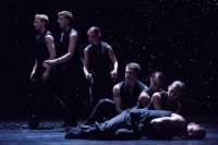 Bewegen, Stillstehen, Fallen, Liegen: Ballet BC Vancouver tanzt "Solo Echo" von Crystal Pite. © Michael Slobodian