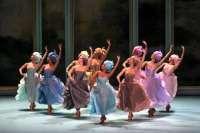 Ballett der Hofdamen in barockisierten Kostümen von Jorge Gallardo. 