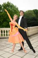 Eszter Ledán und Zsolt Török, fröhlich auf der Terrasse des Gartenpalais Liechtenstein.