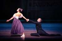 Es nützt kein Bitten und kein Flehen, sie ist verheiratet, er muss gehen. Tatjana: Hyo-Jung Kang, Onegin: Jason Reilly a. G. 