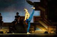 Kammertänzer Flavio Salamanka tanzt den Romeo sowohl auf der Bühne wie in der Videoaufzeichnung. 