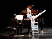 Elena Bottaro als "Die Ballerina" in Jerome Robbins Ballett "The Concert". Am Klavier: Igor Zapravdin.