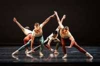 Das energiegeladene Herrenensemble in Jerome Robbins "Glass Pieces". © The Robbins Rights Trusts 